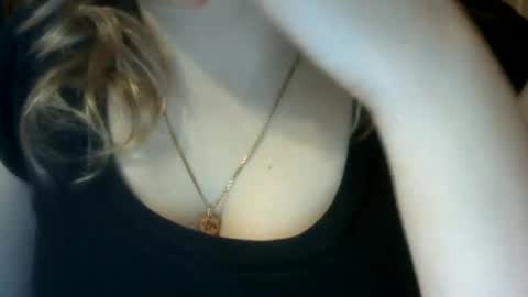 Snapshot of riveramaureen chatting on February 18, 2025, 11:41 pm RiveraMaureen online show from February 18, 2025, 11:41 pm