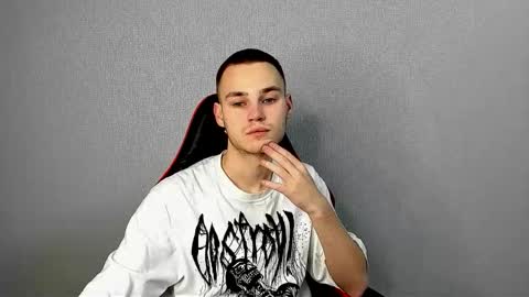 robert10211 online show from December 2, 2025, 8:04 pm