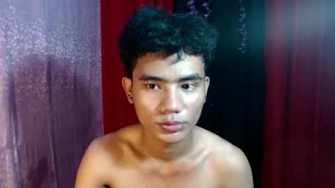 roianboyyy online show from May 15, 2026, 2:02 pm