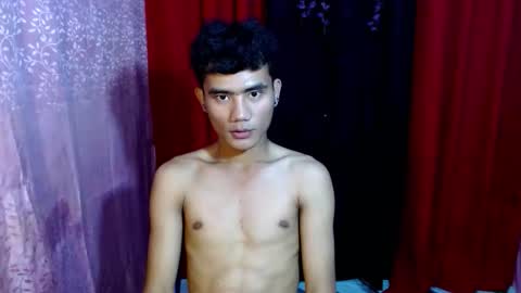 roianboyyy online show from May 19, 2026, 2:23 pm