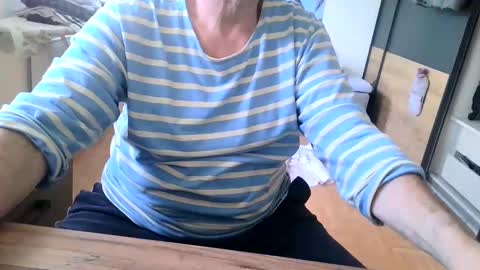 Snapshot of rolandloser1000 chatting on December 15, 2024, 9:35 am rolandloser1000 online show from December 15, 2024, 9:35 am