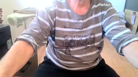 Snapshot of rolandloser1000 chatting on December 29, 2024, 10:01 am rolandloser1000 online show from December 29, 2024, 10:01 am