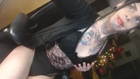 herreraisa offical online show from November 16, 2025, 9:26 am