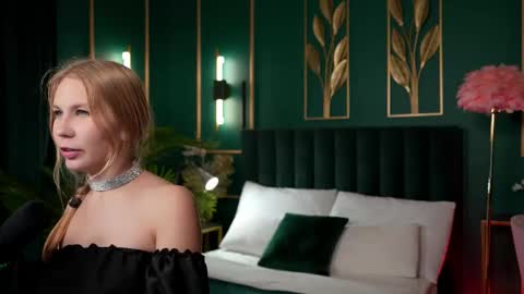 Snapshot of rosa_evans chatting on December 2, 2025, 5:41 pm Delicate flower Rose online show from December 2, 2025, 5:41 pm