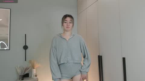 Mia online show from November 24, 2025, 9:20 am