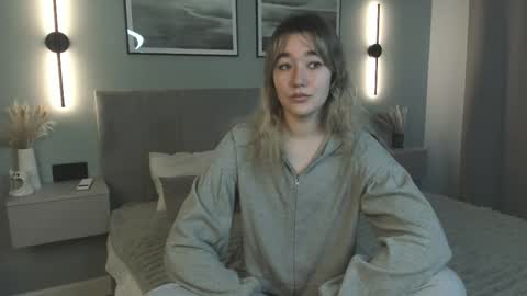 Mia online show from November 26, 2025, 7:20 am