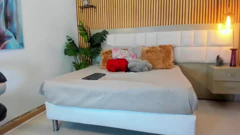 roseaurora online show from October 4, 2025, 1:20 pm