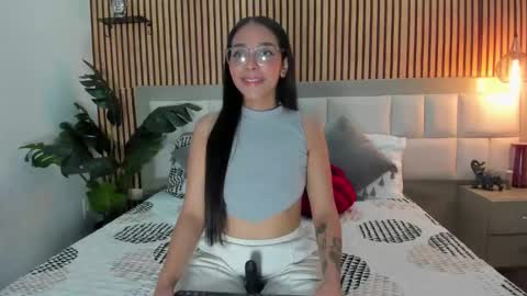 roseaurora online show from December 5, 2025, 1:42 pm