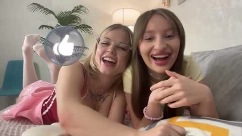 Sophie and Sarah online show from December 5, 2025, 6:37 pm