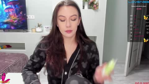 Julia online show from December 29, 2024, 11:39 pm