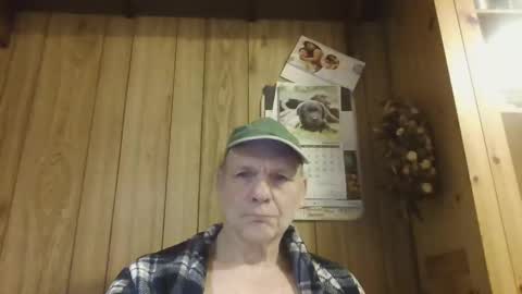 roses2u1958 online show from January 1, 2025, 4:39 am