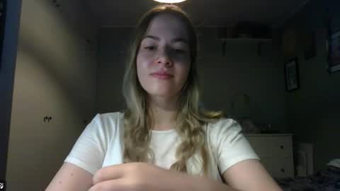 Snapshot of rosie_june chatting on October 22, 2025, 6:46 am Rosie online show from October 22, 2025, 6:46 am