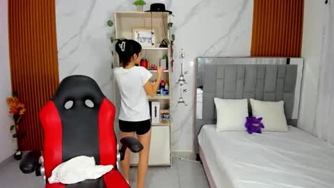 roussescoot online show from November 19, 2025, 2:22 am