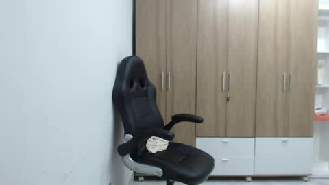 Roxana online show from April 21, 2026, 2:51 am