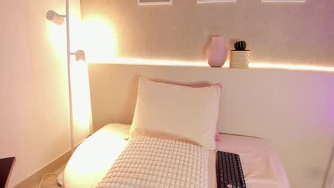 Roxanne Gomez online show from November 29, 2025, 11:24 am