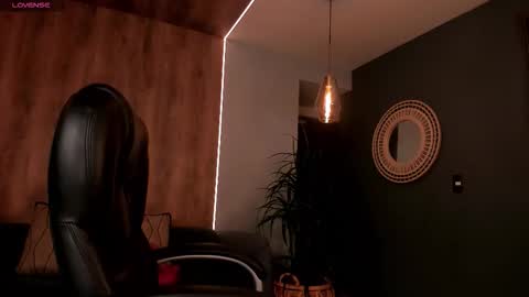 Roxanne Hill  online show from December 3, 2025, 11:30 am