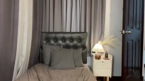 roxiethogersen online show from July 14, 2026, 10:09 am