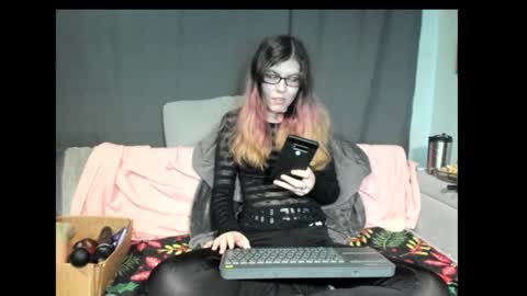 Snapshot of roxihazeleyes chatting on January 26, 2025, 6:27 pm roxihazeleyes online show from January 26, 2025, 6:27 pm