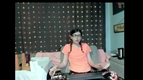 Snapshot of roxihazeleyes chatting on January 31, 2025, 12:50 am roxihazeleyes online show from January 31, 2025, 12:50 am