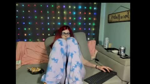 Snapshot of roxihazeleyes chatting on February 16, 2025, 11:48 pm roxihazeleyes online show from February 16, 2025, 11:48 pm