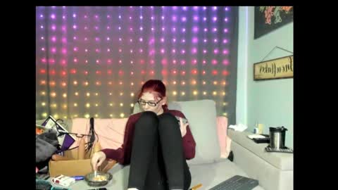 Snapshot of roxihazeleyes chatting on February 25, 2025, 3:52 am roxihazeleyes online show from February 25, 2025, 3:52 am
