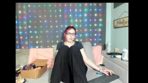 Snapshot of roxihazeleyes chatting on February 27, 2025, 4:09 am roxihazeleyes online show from February 27, 2025, 4:09 am