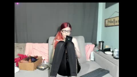 Snapshot of roxihazeleyes chatting on March 2, 2025, 6:37 am roxihazeleyes online show from March 2, 2025, 6:37 am
