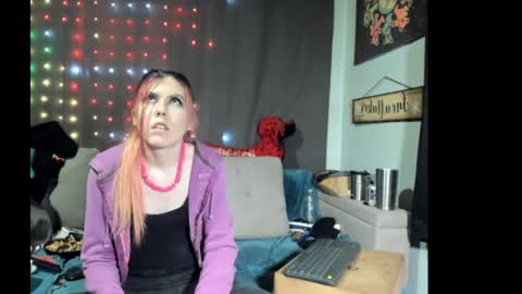 Snapshot of roxihazeleyes chatting on September 11, 2025, 4:07 pm roxihazeleyes online show from September 11, 2025, 4:07 pm