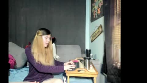 roxihazeleyes online show from April 5, 2026, 6:16 pm