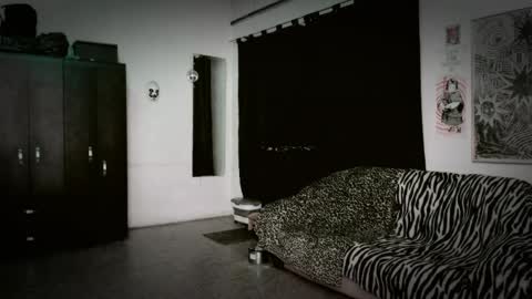 Roxy Independient model Help me to reach 50 thumbs up online show from April 9, 2026, 12:43 am