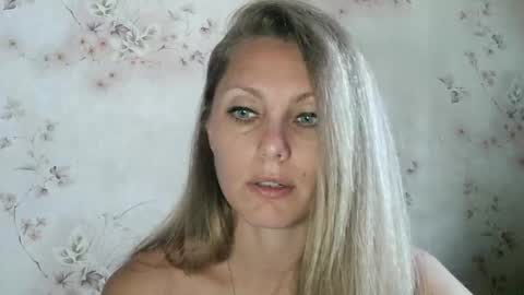 Snapshot of roxyfox18x01 chatting on September 26, 2025, 6:39 am roxyfox18x01 online show from September 26, 2025, 6:39 am