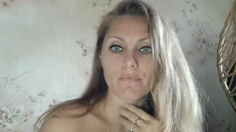 Snapshot of roxyfox18x01 chatting on October 6, 2025, 6:33 am roxyfox18x01 online show from October 6, 2025, 6:33 am