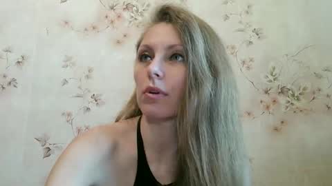 Snapshot of roxyfox18x01 chatting on March 11, 2026, 7:58 am roxyfox18x01 online show from March 11, 2026, 7:58 am