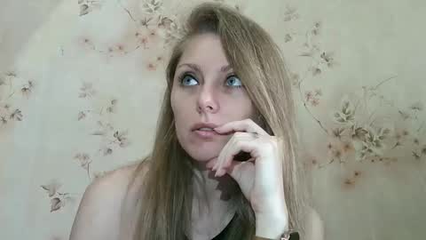 Snapshot of roxyfox18x01 chatting on April 10, 2026, 5:23 am roxyfox18x01 online show from April 10, 2026, 5:23 am