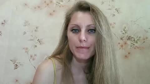 Snapshot of roxyfox18x01 chatting on April 11, 2026, 1:48 pm roxyfox18x01 online show from April 11, 2026, 1:48 pm