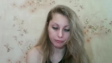 Snapshot of roxyfox18x01 chatting on April 13, 2026, 6:41 am roxyfox18x01 online show from April 13, 2026, 6:41 am