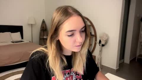 Roxy online show from March 24, 2026, 7:41 pm