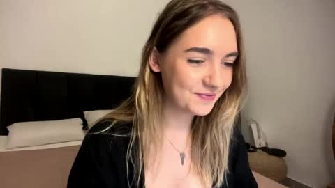 Roxy online show from April 17, 2026, 1:36 pm