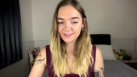 Snapshot of roxysweetdream chatting on July 16, 2026, 3:29 pm Roxy online show from July 16, 2026, 3:29 pm