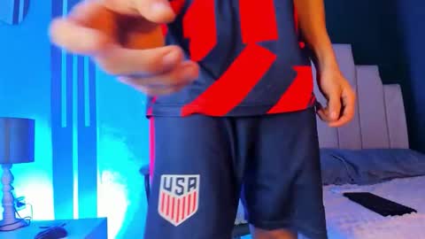 Snapshot of roy_miles chatting on December 19, 2025, 3:02 am roy_miles online show from December 19, 2025, 3:02 am