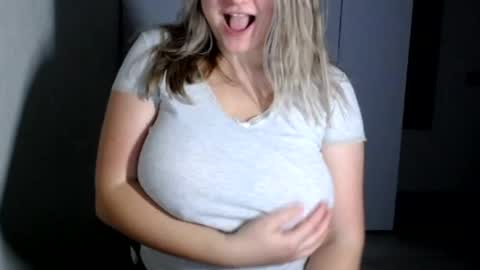 Snapshot of royalboobs chatting on December 9, 2024, 9:37 pm Cameron online show from December 9, 2024, 9:37 pm