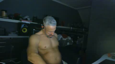 Snapshot of ruffi77 chatting on February 4, 2025, 10:45 pm Chico que rico Caliente online show from February 4, 2025, 10:45 pm