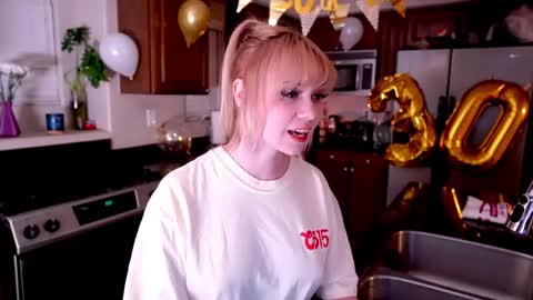 Snapshot of runesy chatting on May 10, 2026, 3:01 am Lady online show from May 10, 2026, 3:01 am