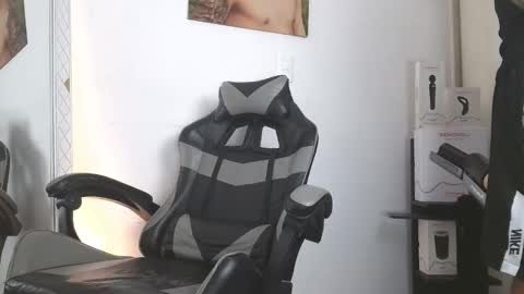  R U S S E L L  online show from February 17, 2026, 9:54 pm