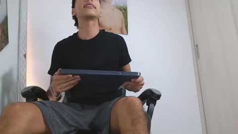  R U S S E L L  online show from February 20, 2026, 6:26 am