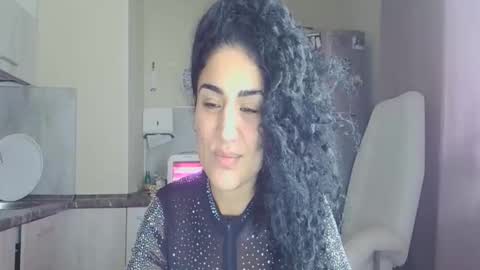 Snapshot of safari_xx chatting on November 16, 2025, 12:22 pm Queen online show from November 16, 2025, 12:22 pm