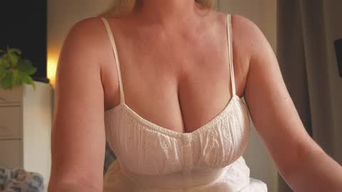 IsaBella-  online show from May 21, 2026, 10:11 am