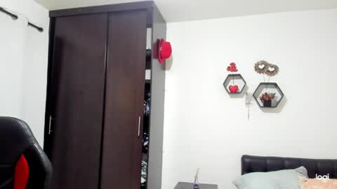 Sanddi  online show from April 4, 2026, 8:39 pm