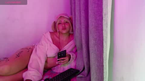 Snapshot of sandy_straw chatting on October 17, 2025, 4:37 am sandy_straw online show from October 17, 2025, 4:37 am