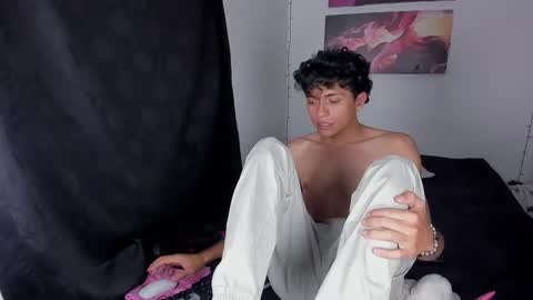 Snapshot of sandy_straw chatting on February 17, 2026, 9:43 pm sandy_straw online show from February 17, 2026, 9:43 pm